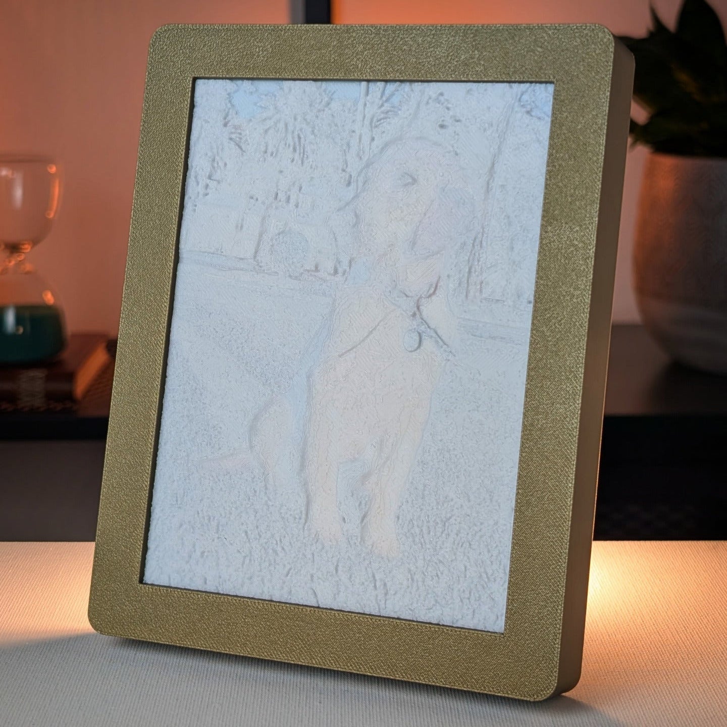 foto 3D de uma cadela (desligada) com moldura dourada