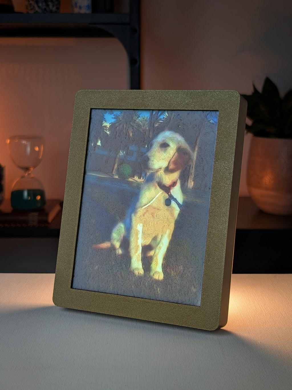 foto 3D de uma cadela (ligada) com moldura dourada