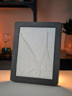 foto 3D de uma paisagem com moto em preto e branco (desligada)