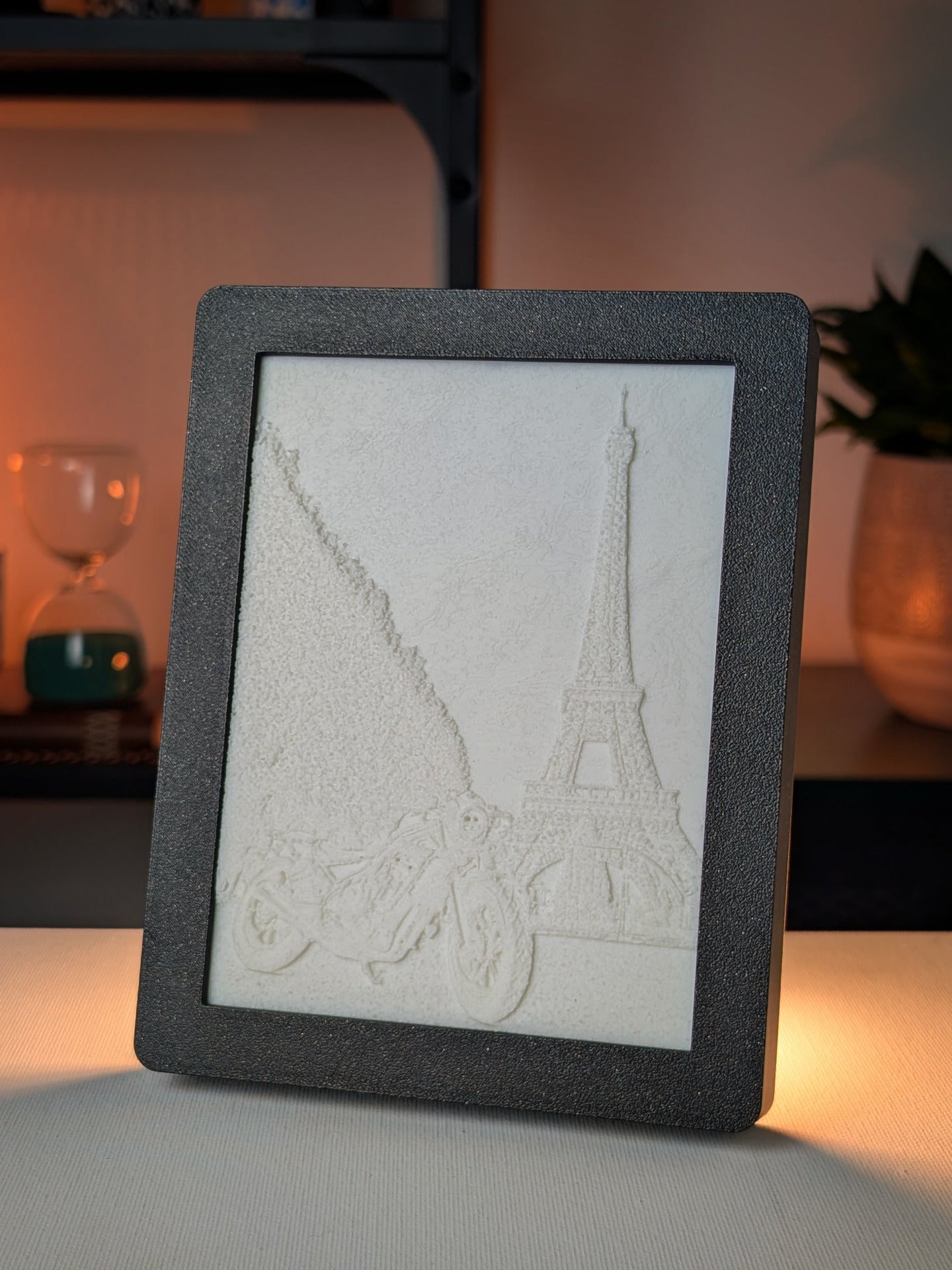 foto 3D de uma paisagem com moto em preto e branco (desligada)