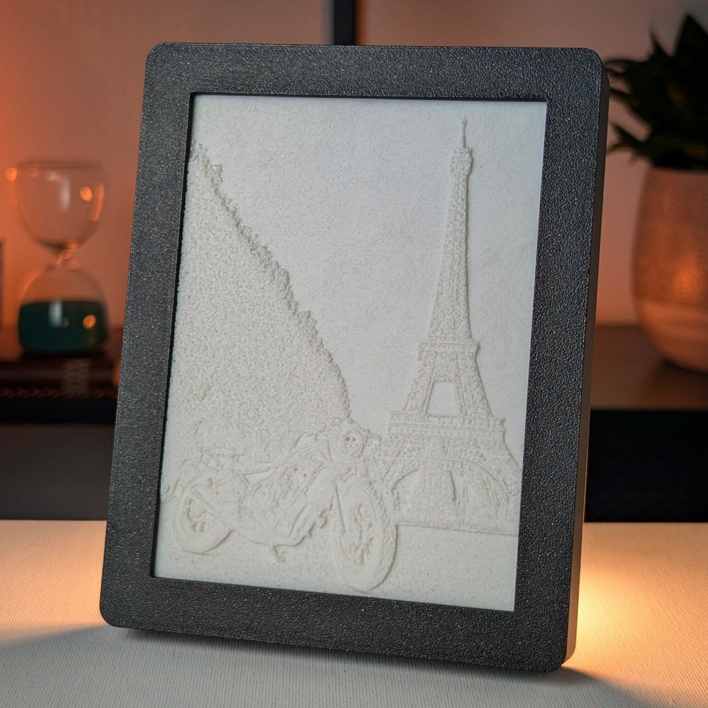 foto 3D de uma paisagem com moto em preto e branco (desligada)