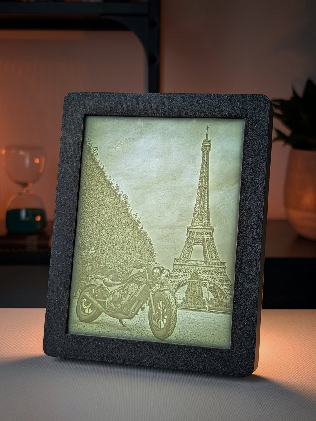 foto 3D de uma paisagem com moto em preto e branco (ligada)