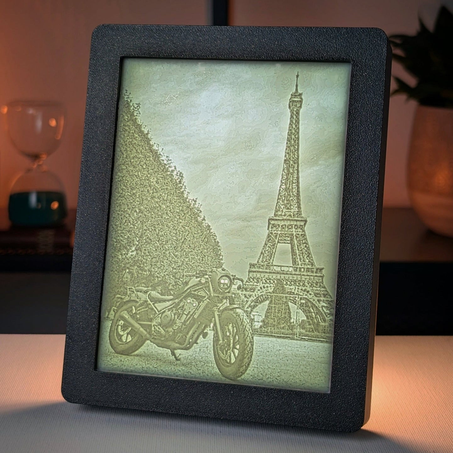 foto 3D de uma paisagem com moto em preto e branco (ligada)