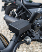 moto via verde em preto instalada no guiador de moto