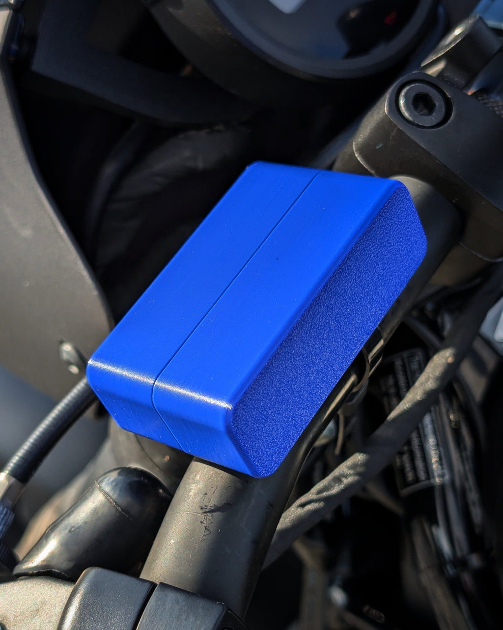 moto via verde em azul escuro instalada no guiador de moto