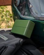 moto via verde em verde escuro ao lado de capacete e luvas