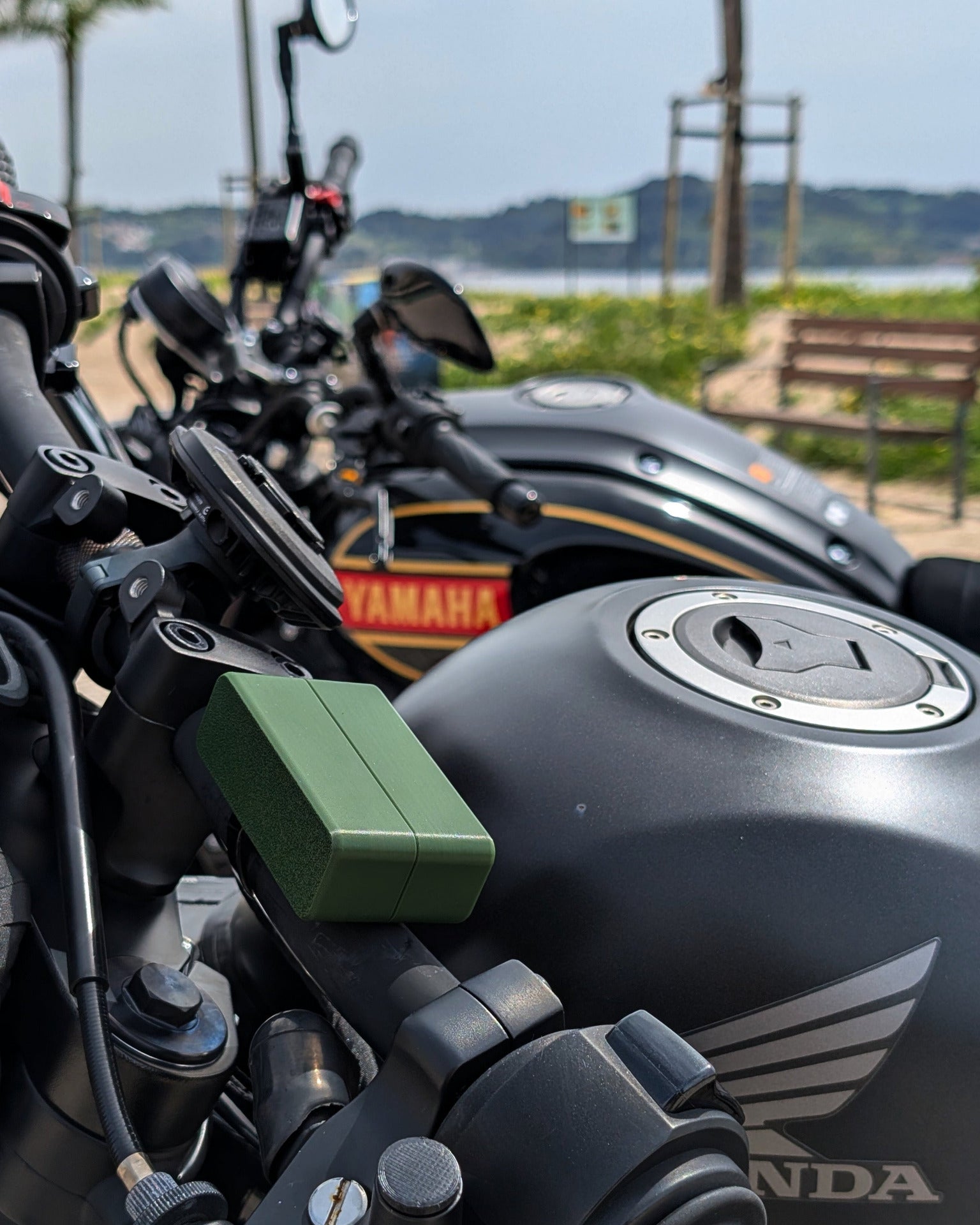 moto via verde em verde escuro instalada no guiador de moto