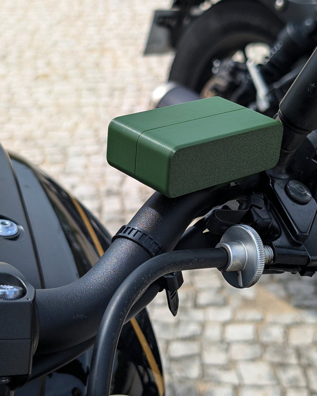 moto via verde em verde escuro instalada no guiador de moto