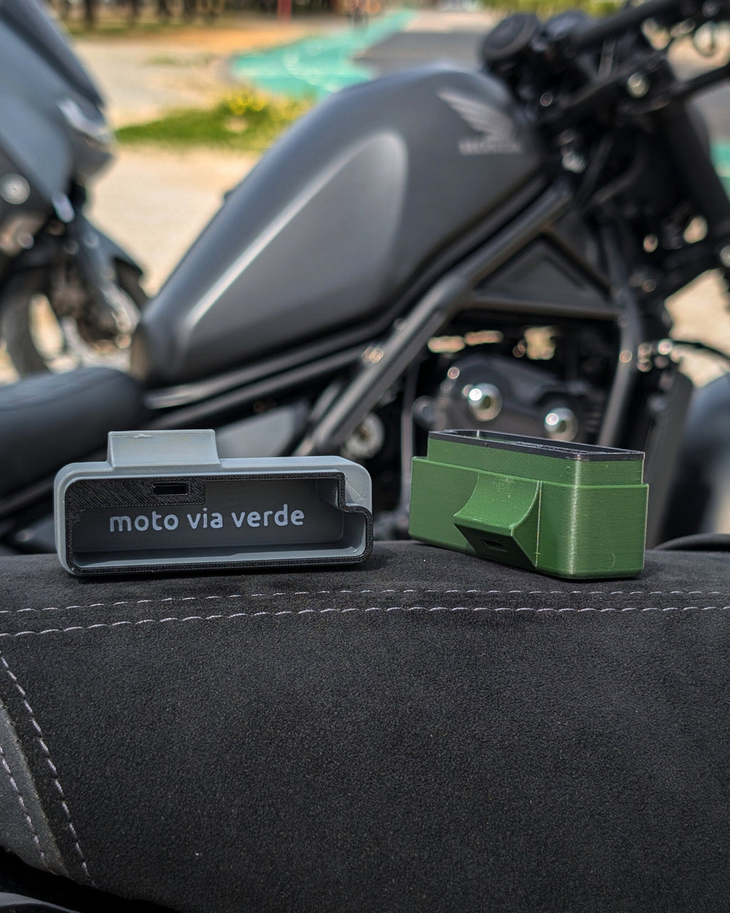 parte de baixo de duas moto via verde em verde e cinzento num assento de moto