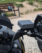 moto via verde em cinzento instalada no guiador de moto