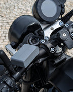 moto via verde em cinzento instalada no guiador de moto