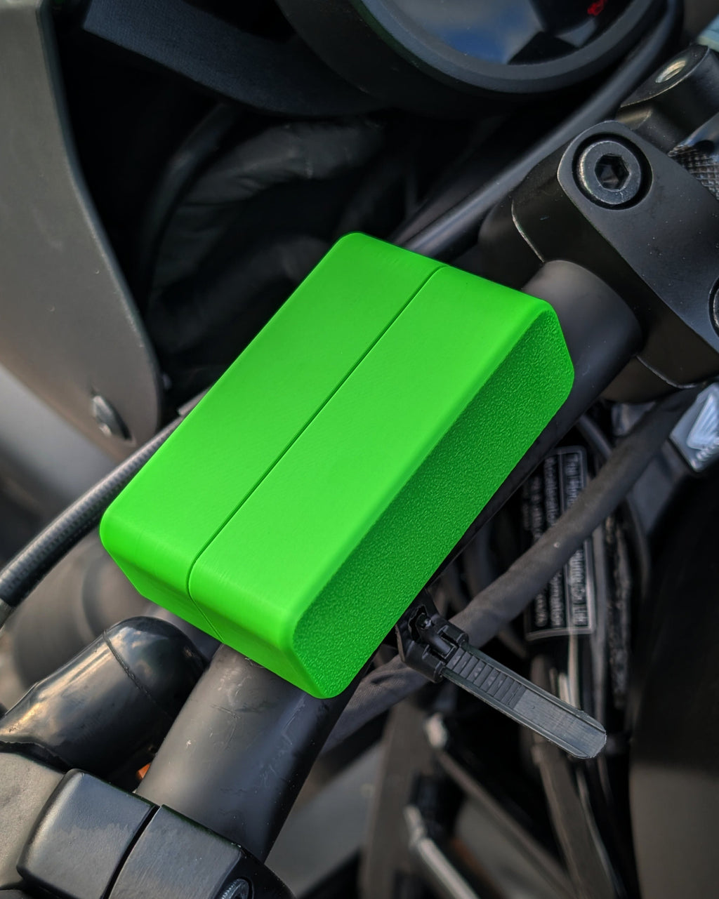 moto via verde em verde lima instalada no guiador de moto