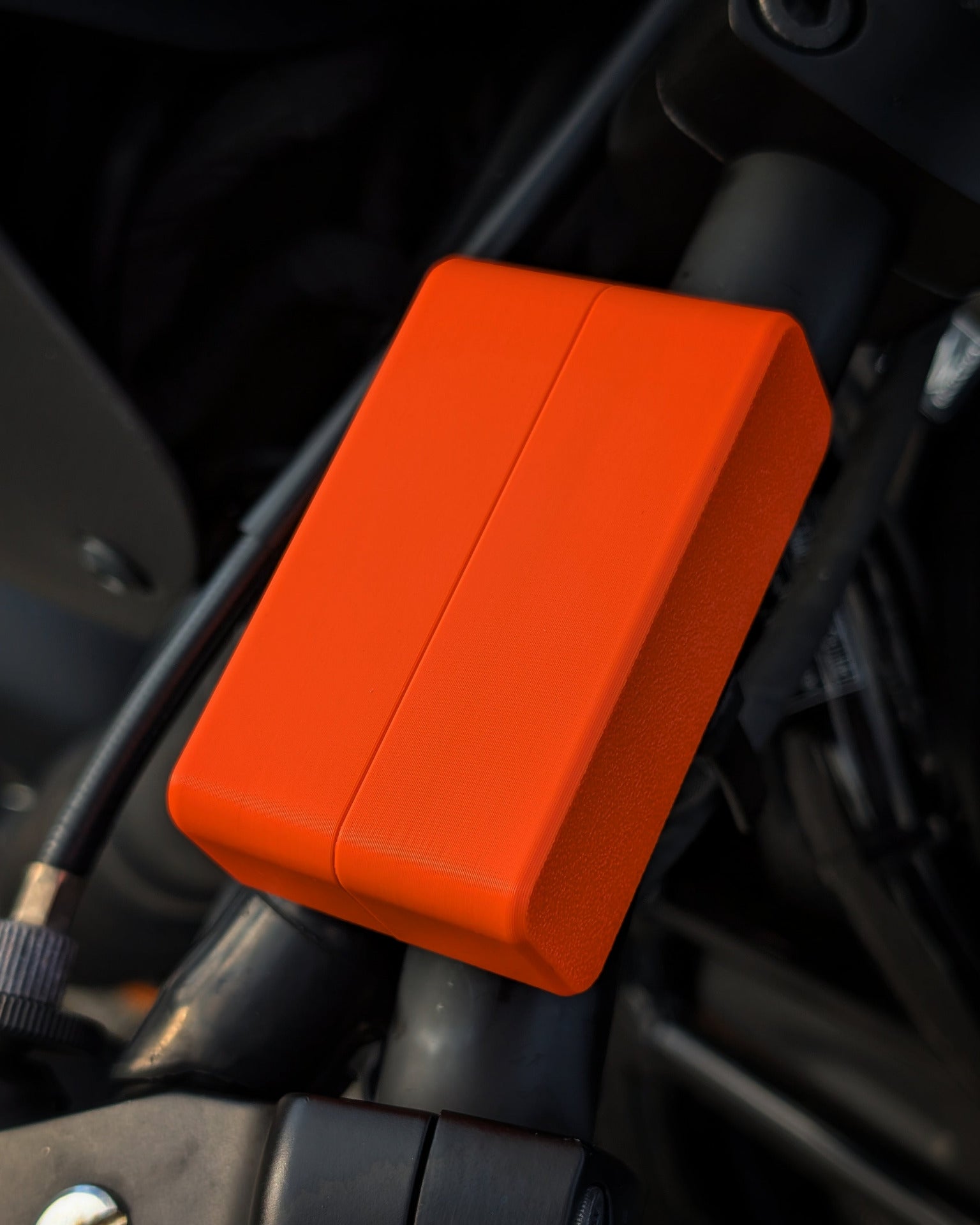 moto via verde em laranja instalada no guiador de moto
